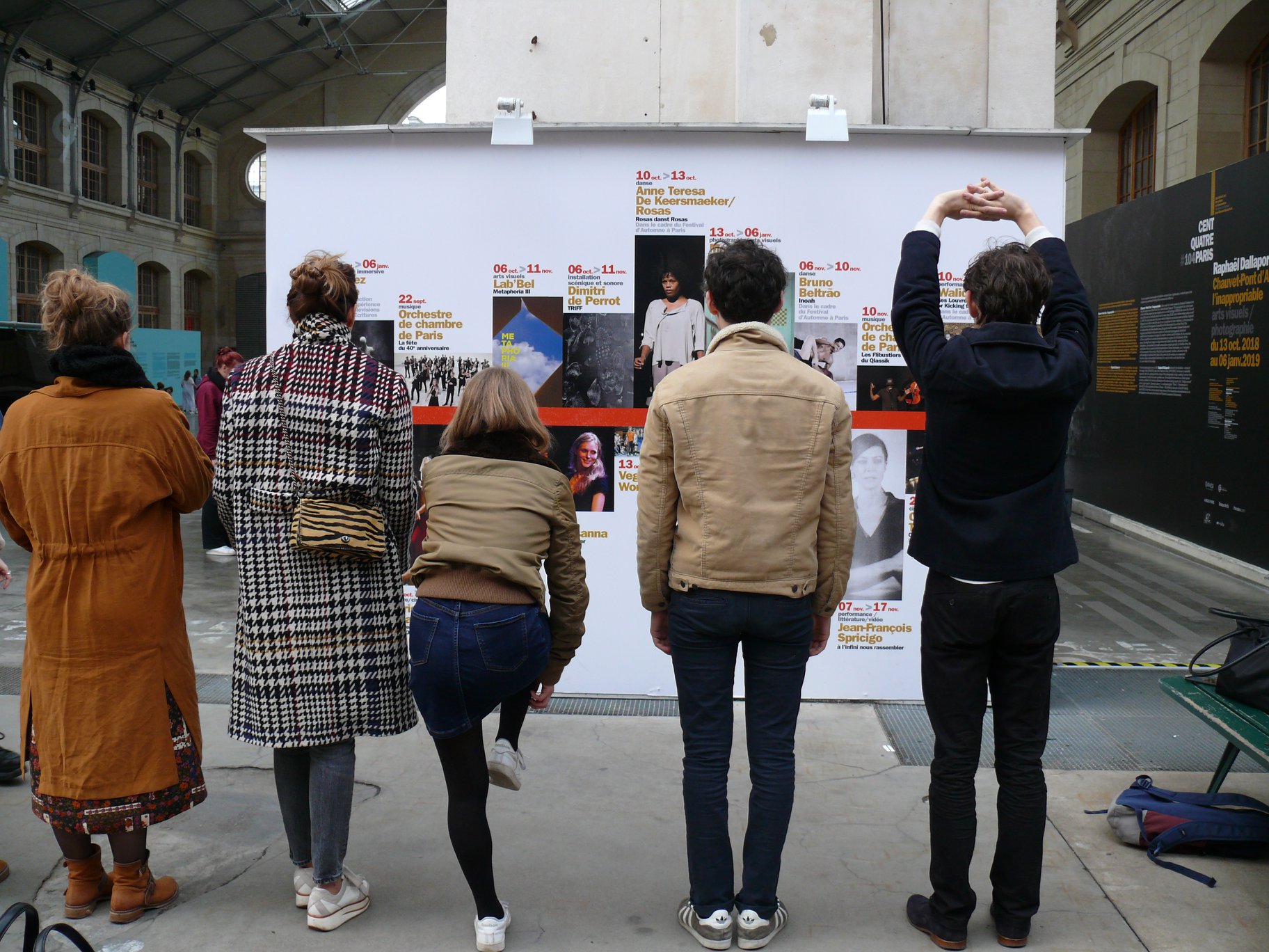 Personnes face aux panneaux d'exposition.