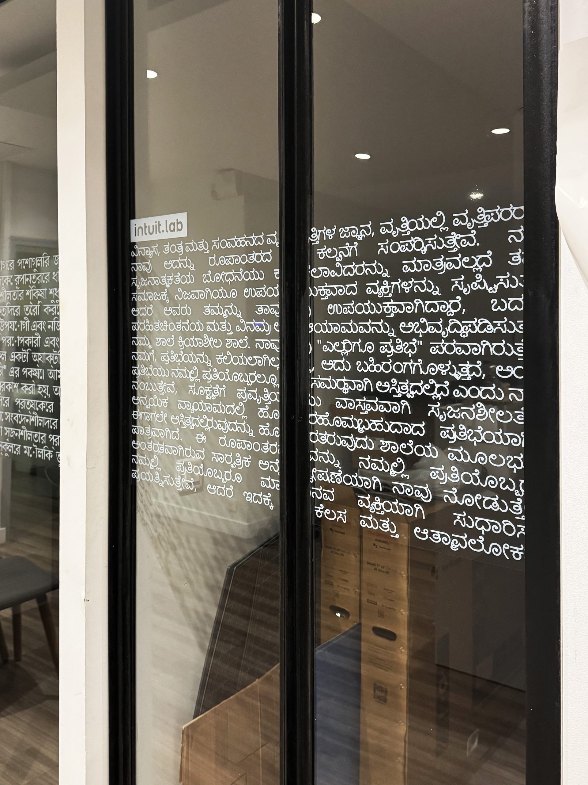 Textes multilingues sur une porte vitrée.