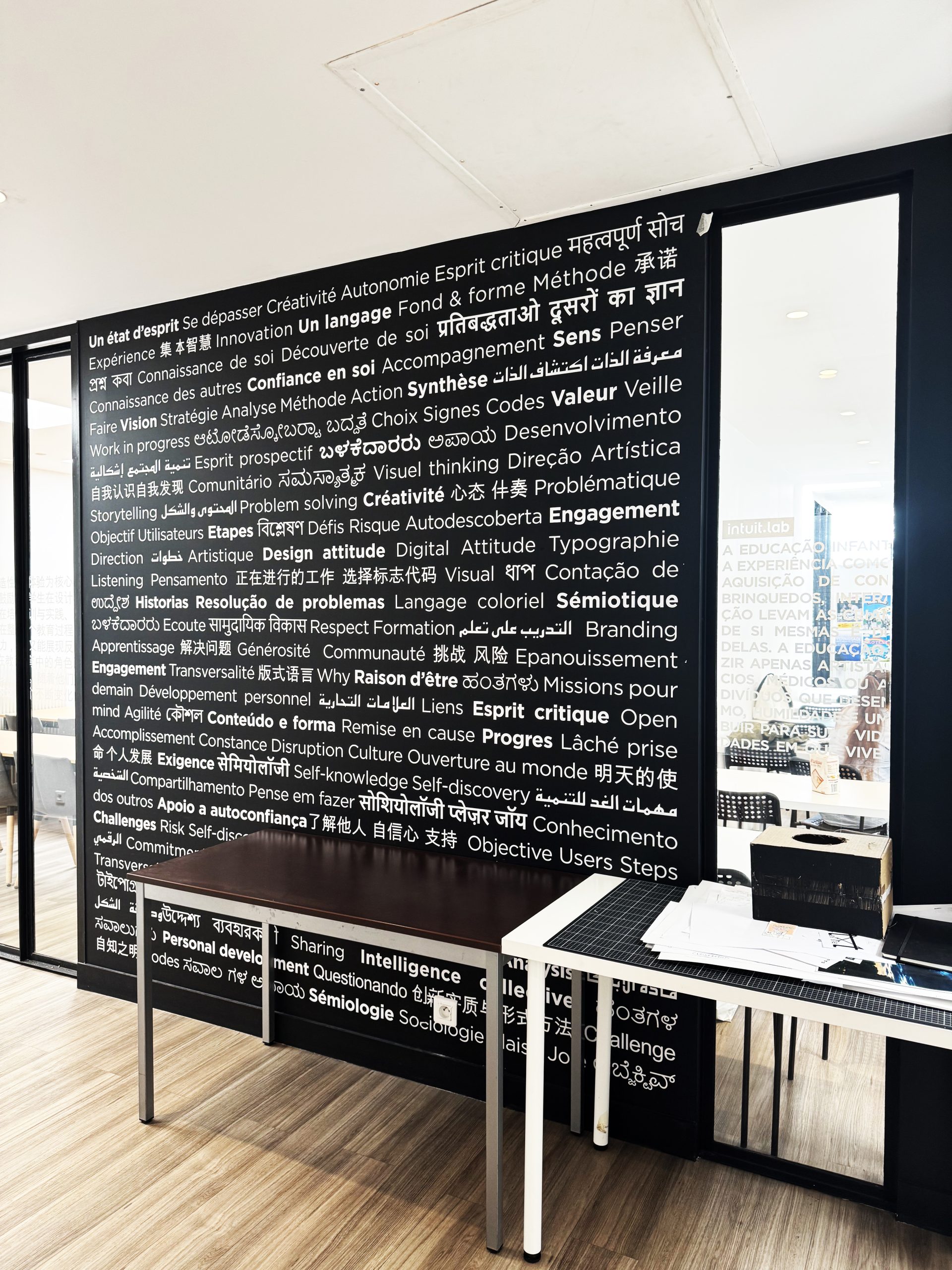 Panneau noir avec textes blancs dans une salle.