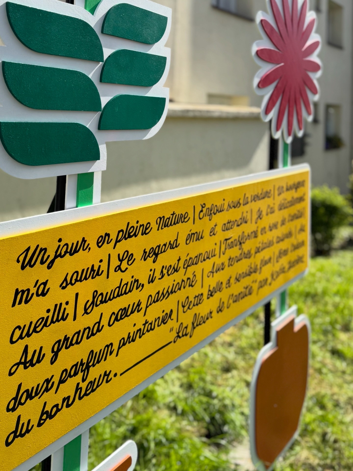 Détail du texte sur un panneau jaune.