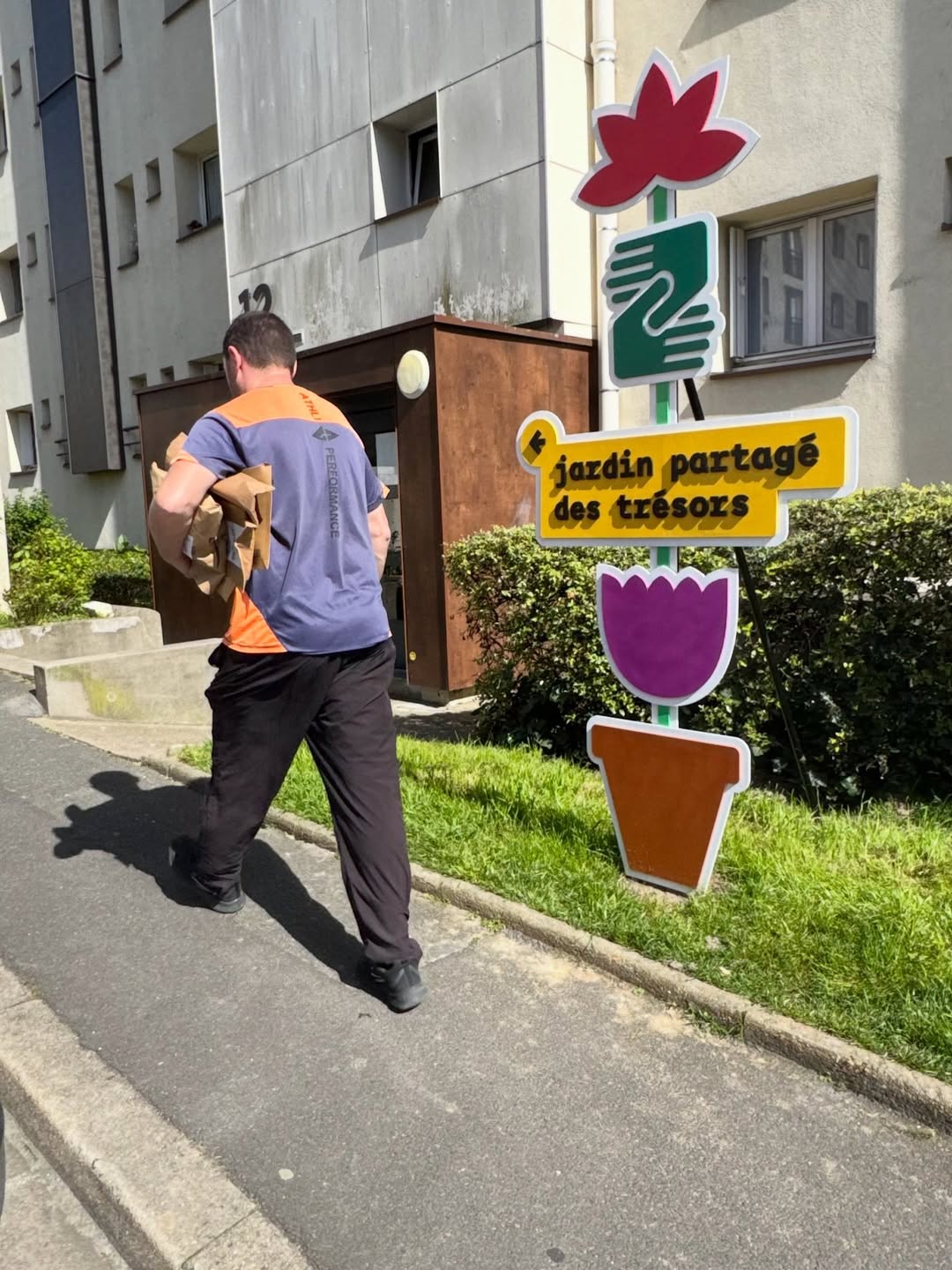 Personne avec un enfant près du panneau.