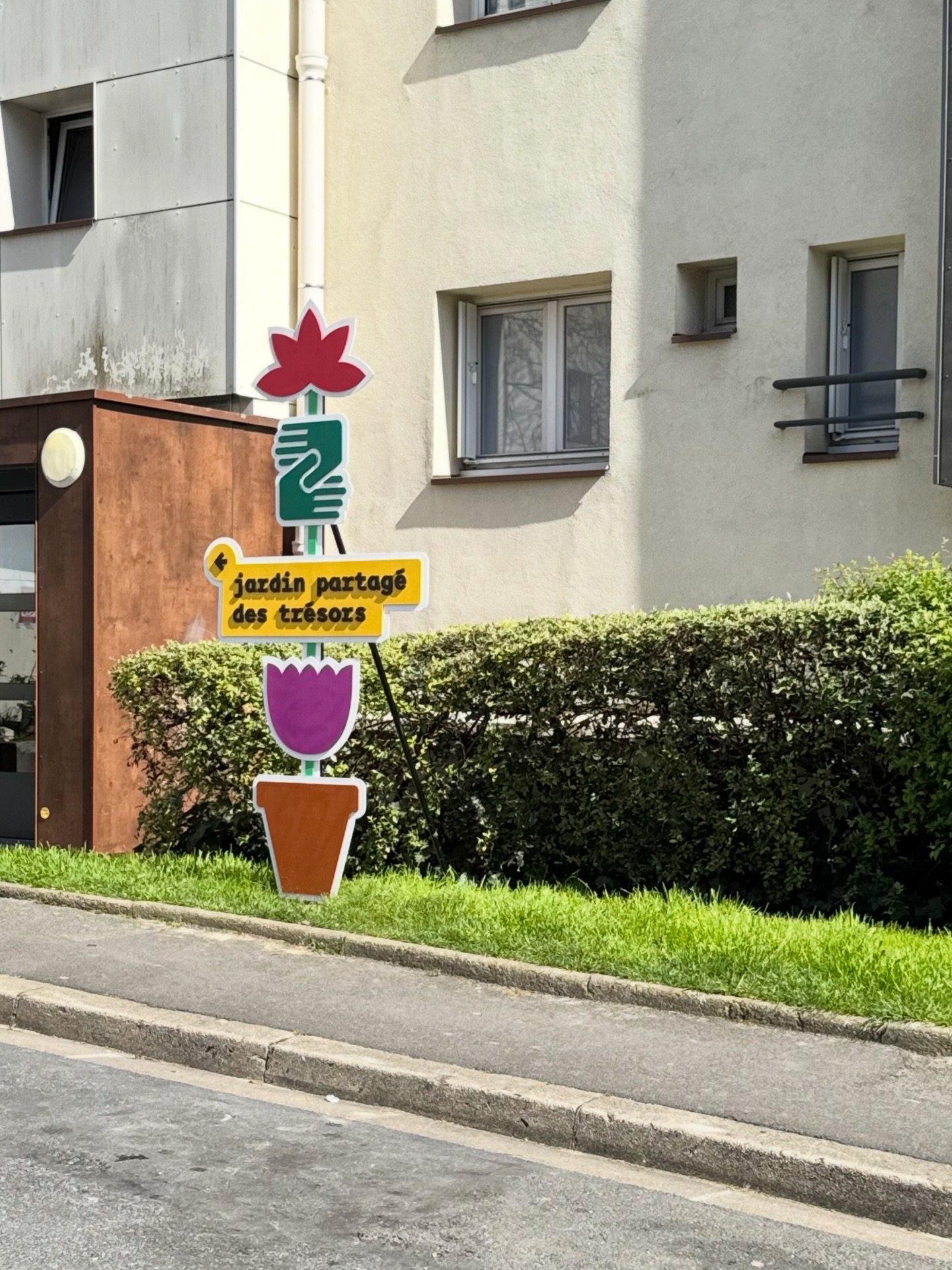 Totem fleuri au bord de la rue.