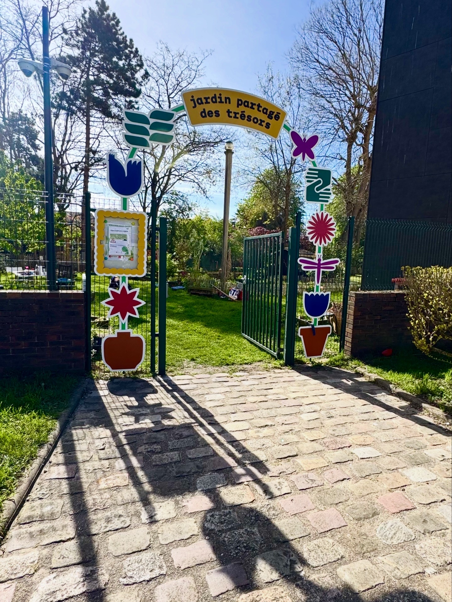 Arche colorée et chemin du jardin.
