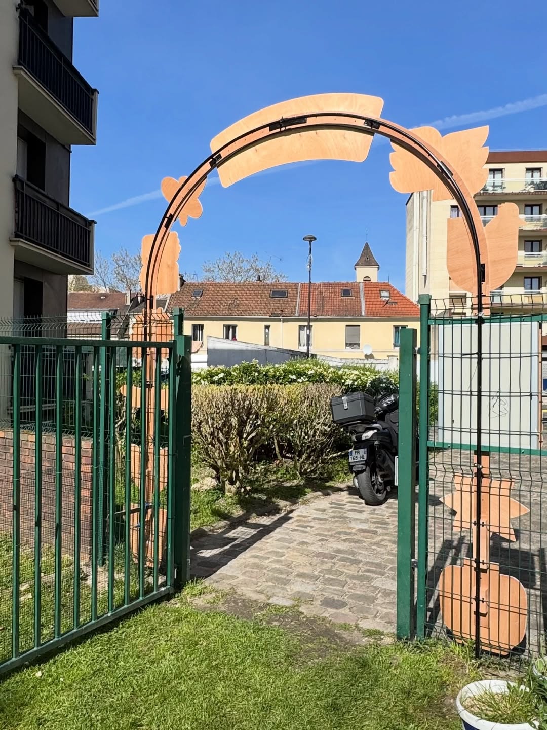 Vue arrière de l'arche en bois.