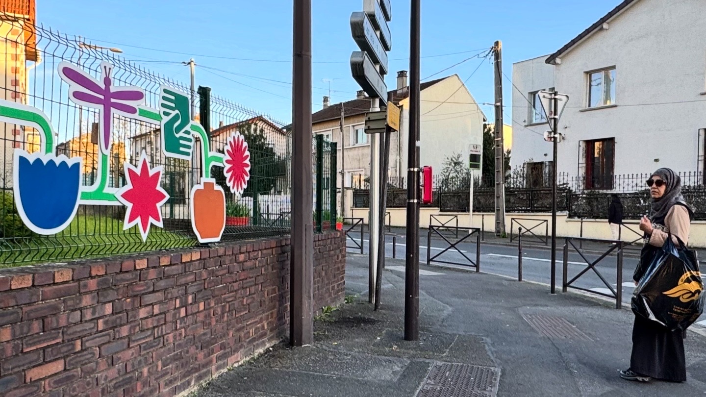 Clôture fleurie au coin de la rue.