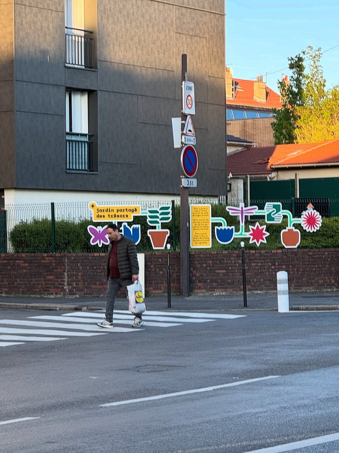 Vue du poteau et des panneaux colorés.
