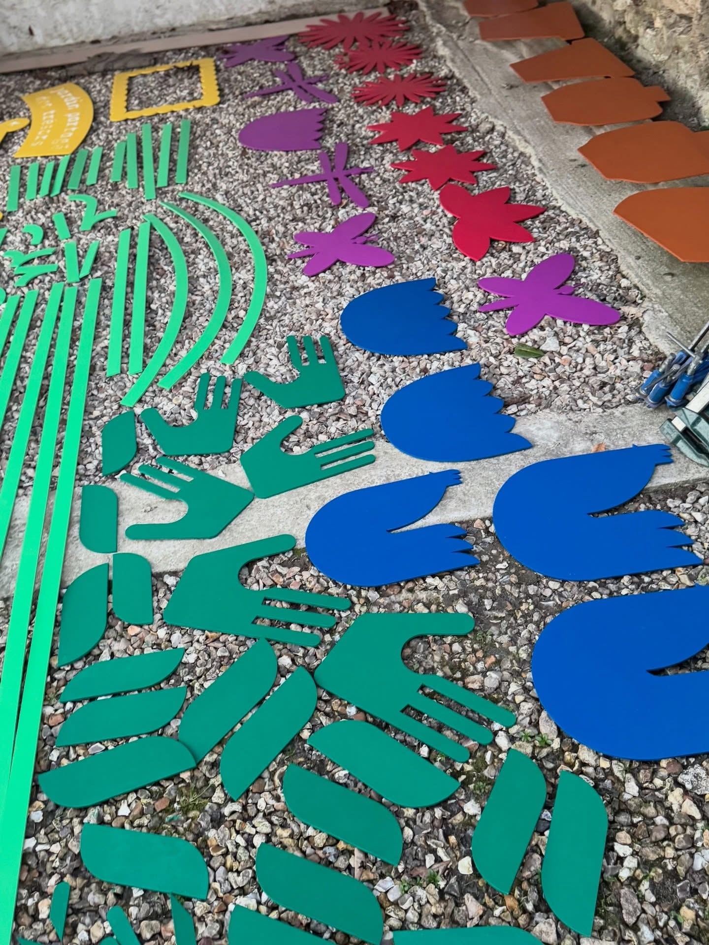 Fleurs et plantes découpées colorées.