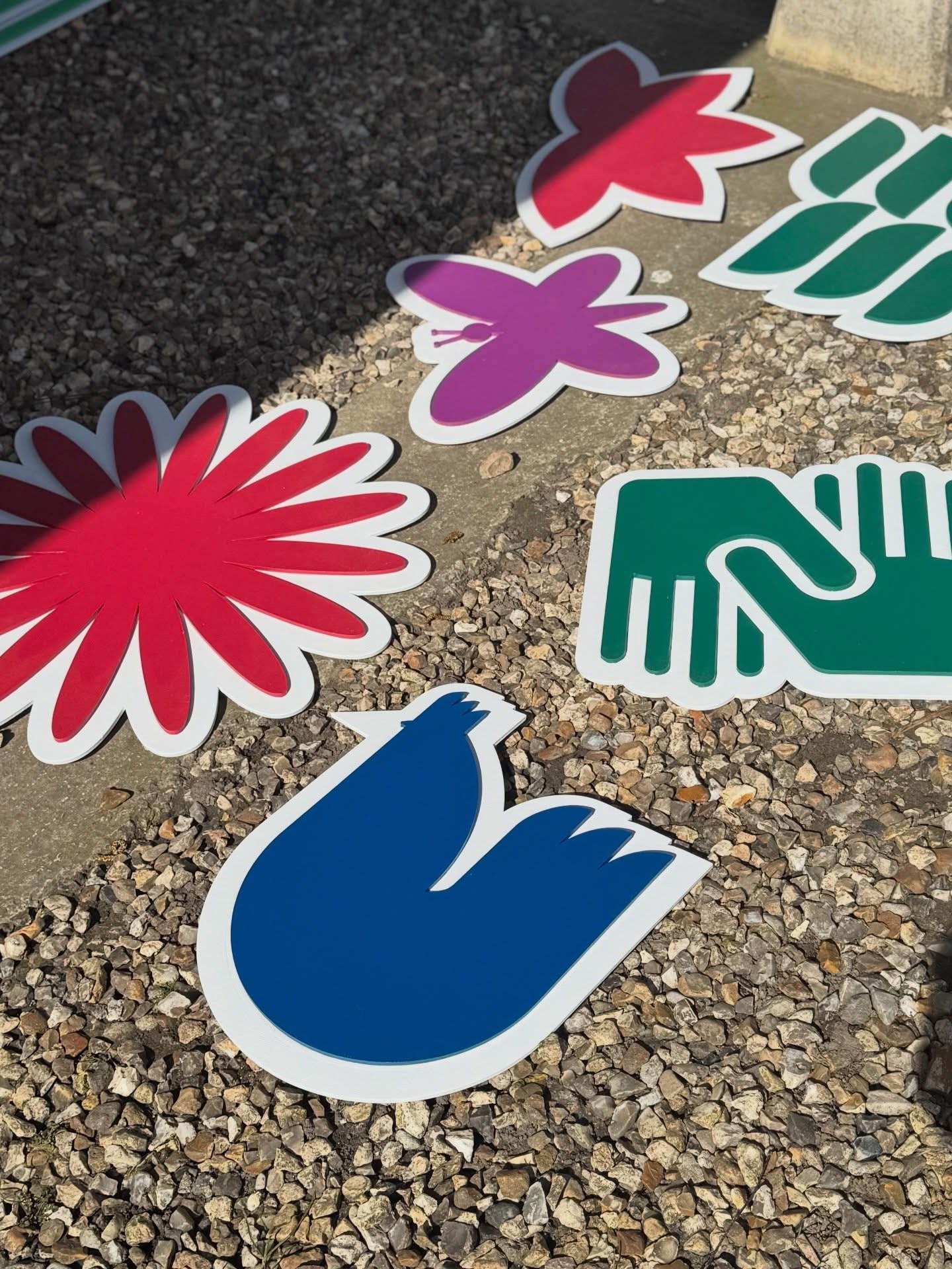 Fleurs et plantes découpées sur une table.