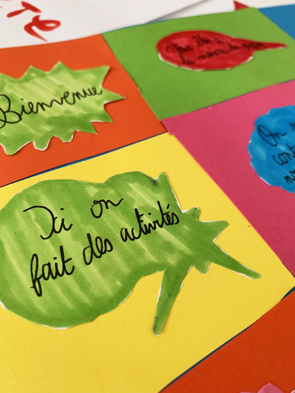 Cartes colorées avec textes manuscrits.