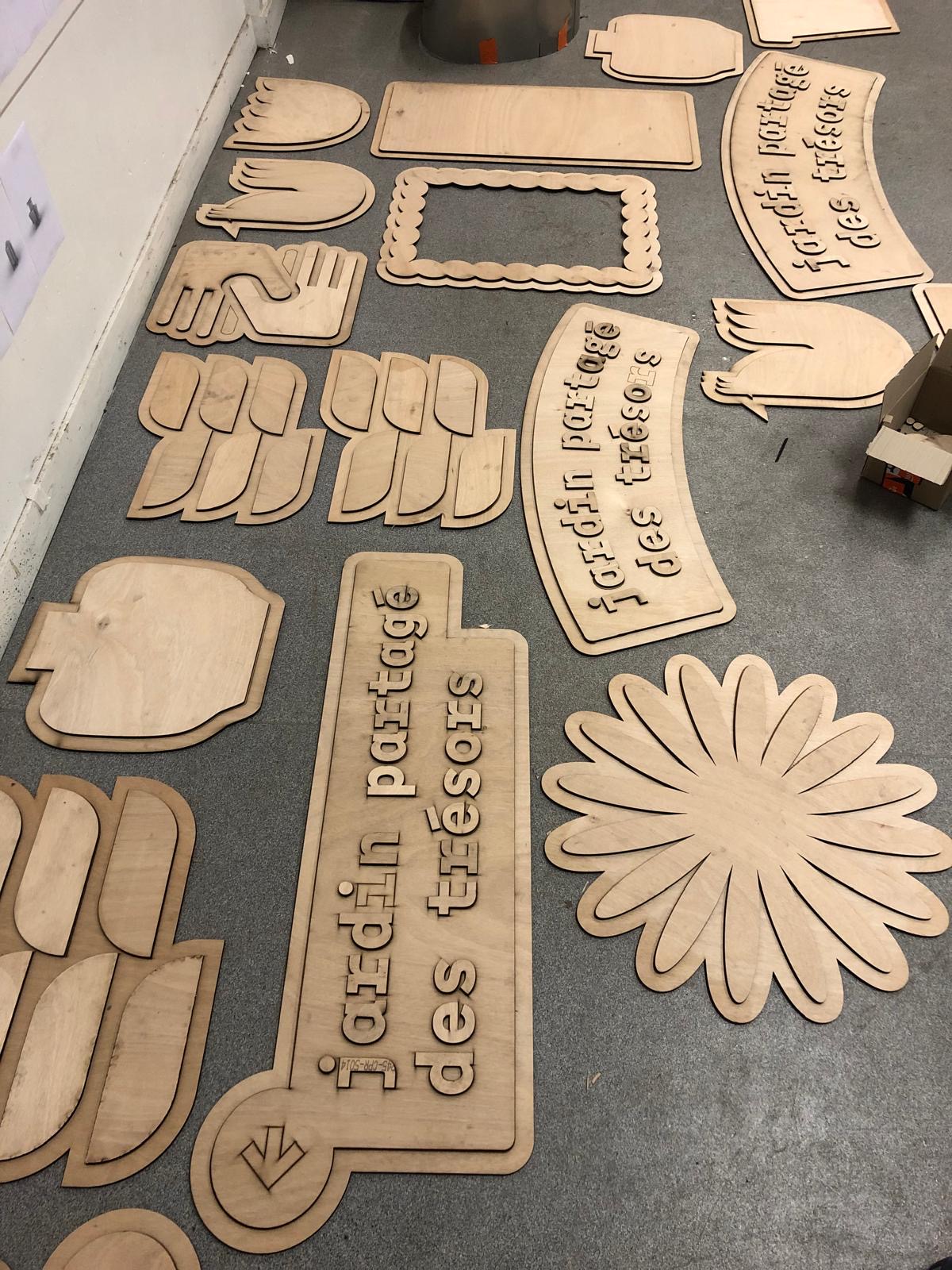 Découpes de bois disposées sur une table.