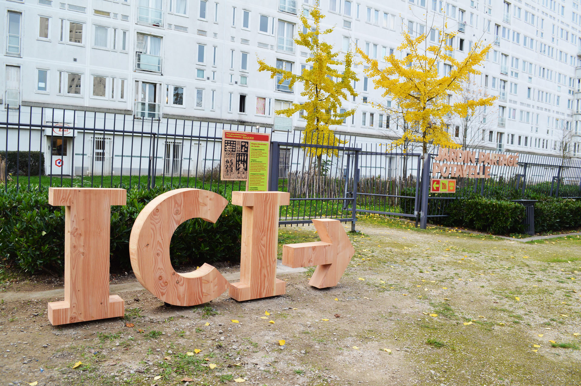 Wooden “ICI” letters and arrow.