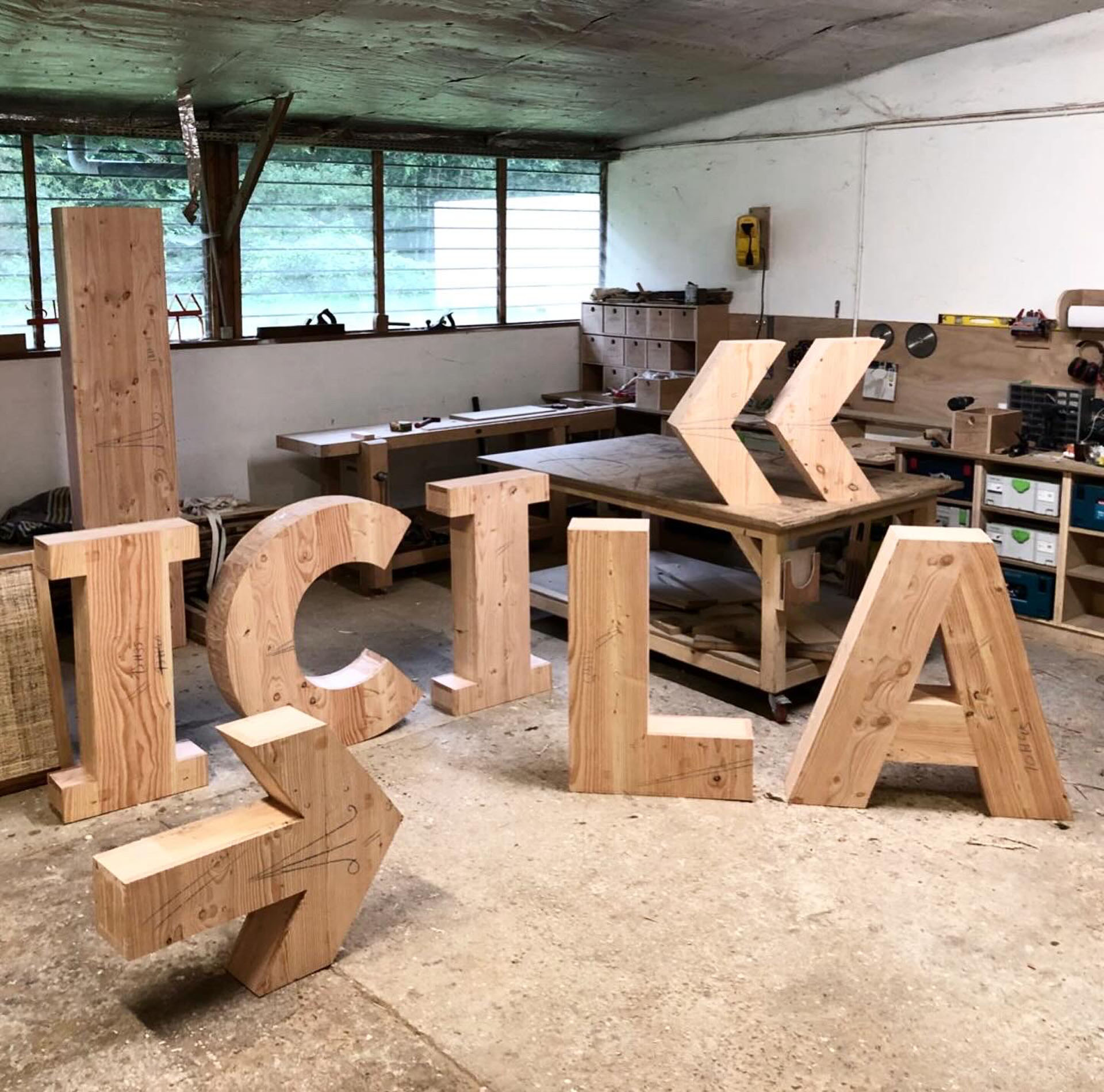 Wooden “ICI” letters and arrow.